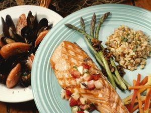 pesce con contorno di asparagi, carote e riso integrale